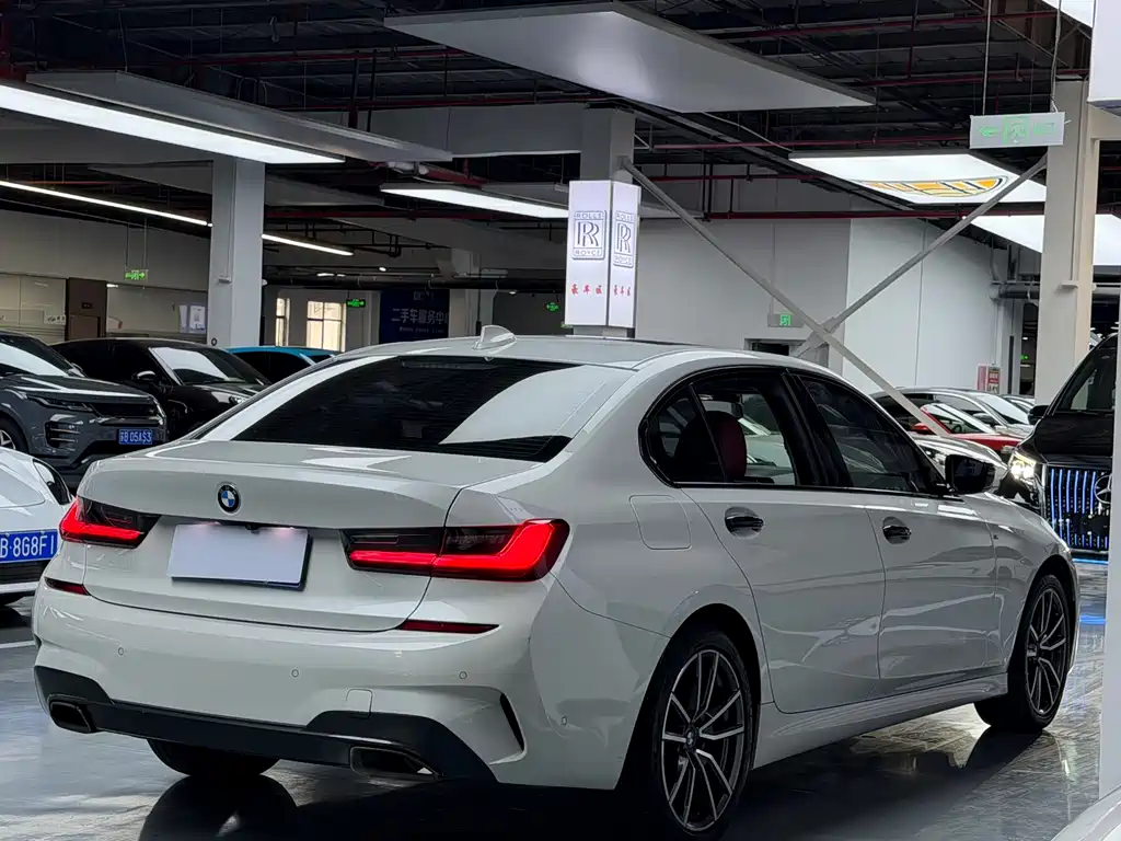 BMW 3 Series 2019 — фото 11