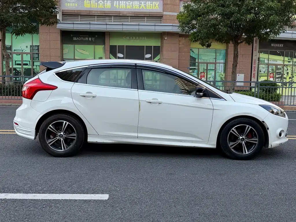 Ford Focus 2014 — фото 11