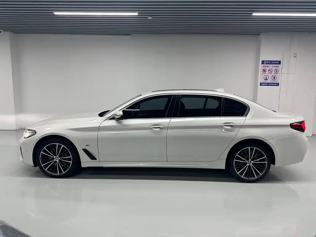 BMW 5 Series 2022 — фото 16