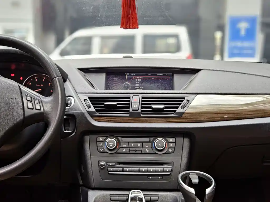 BMW X1 2012 — фото 17
