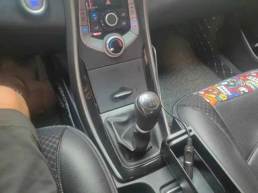 Hyundai Elantra 2016 — фото 10