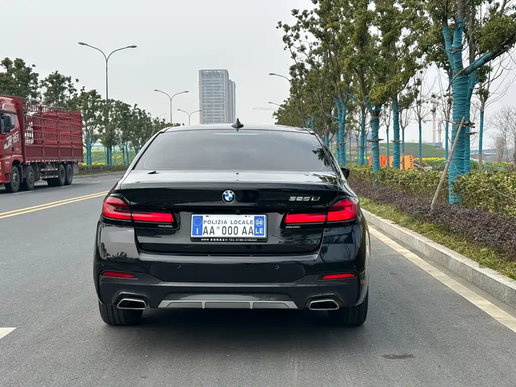 BMW 5 Series 2022 — фото 10
