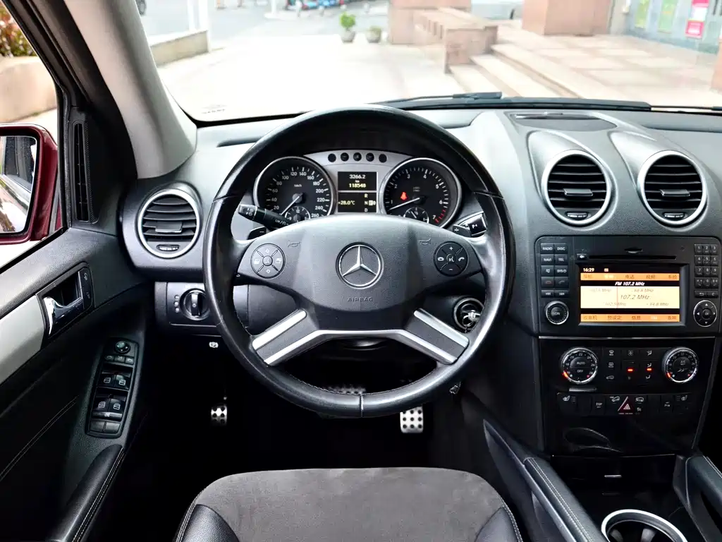 Mercedes-Benz M-Class 2010 — фото 16