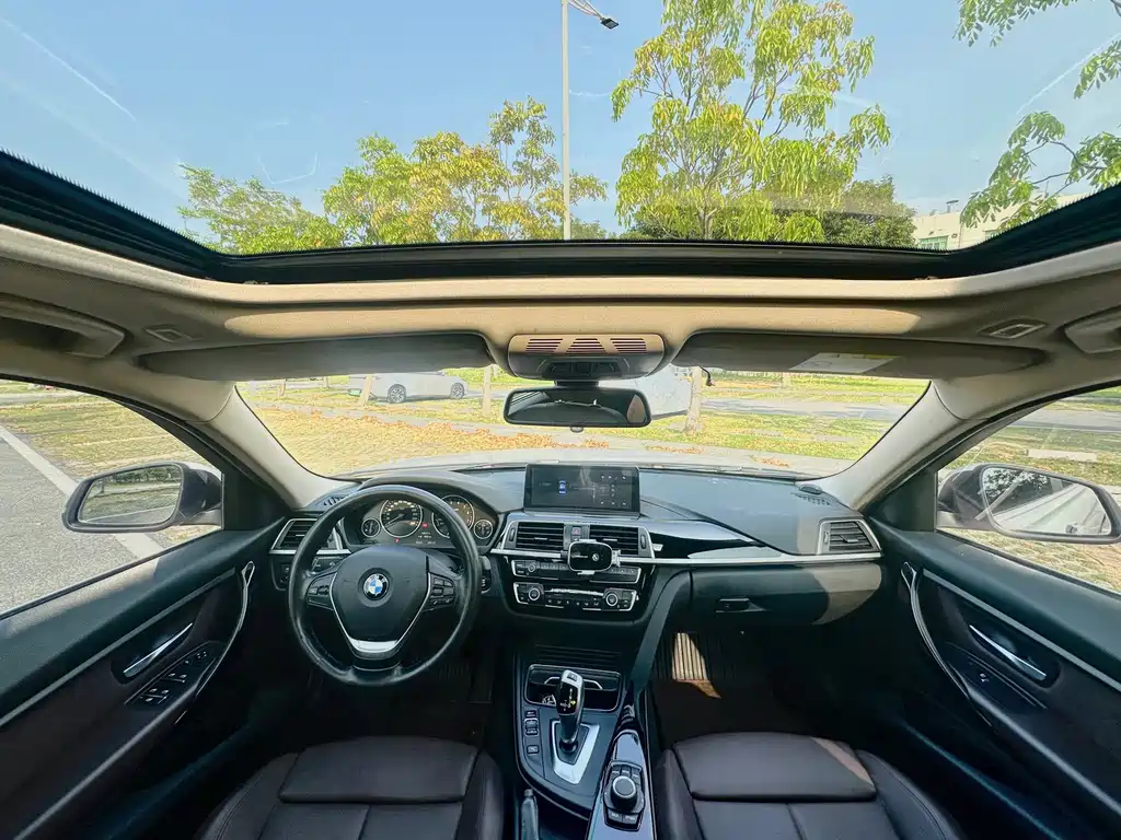 BMW 3 Series 2018 — фото 20