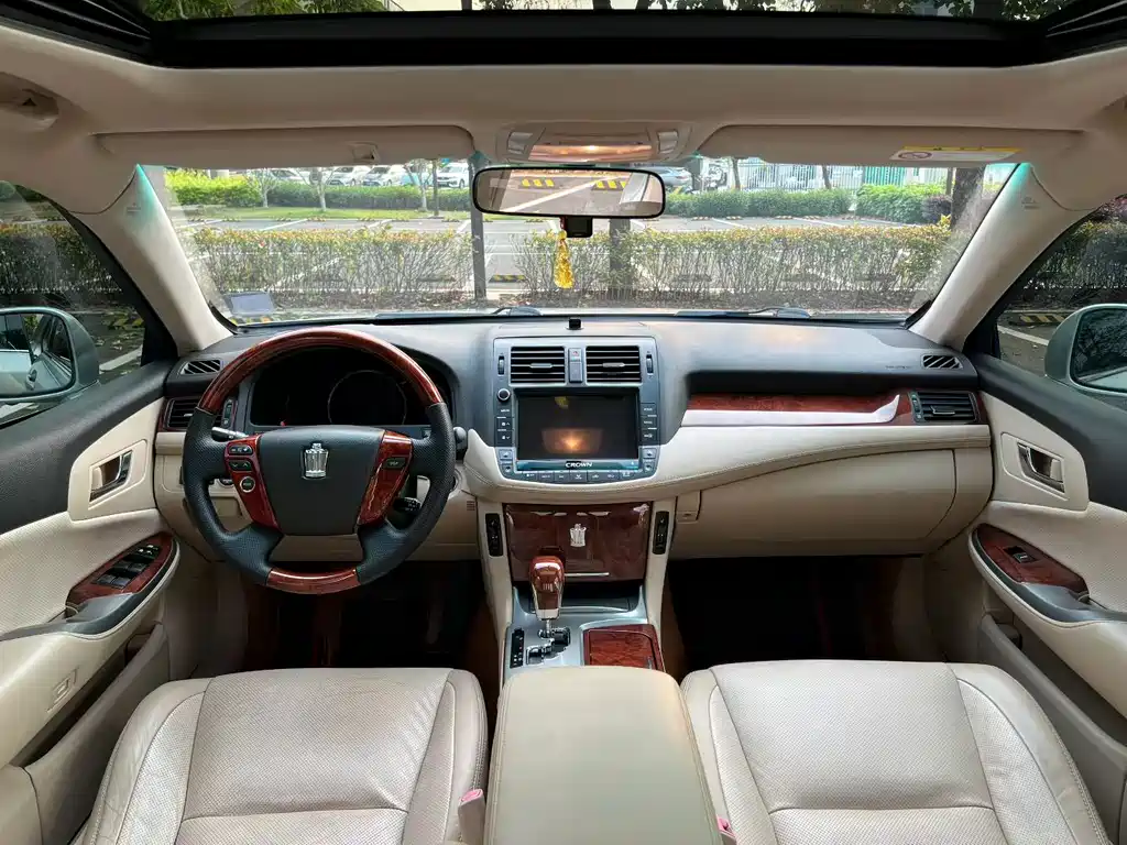 Toyota Crown 2015 — фото 8