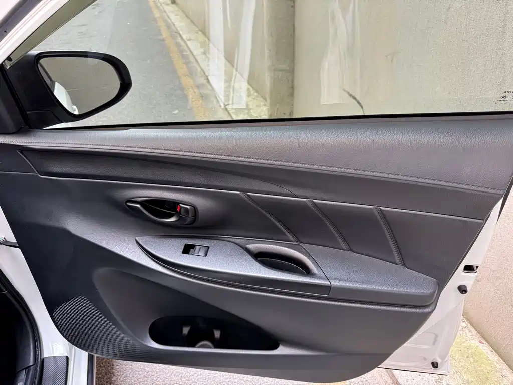 Toyota Yaris L 2023 — фото 12