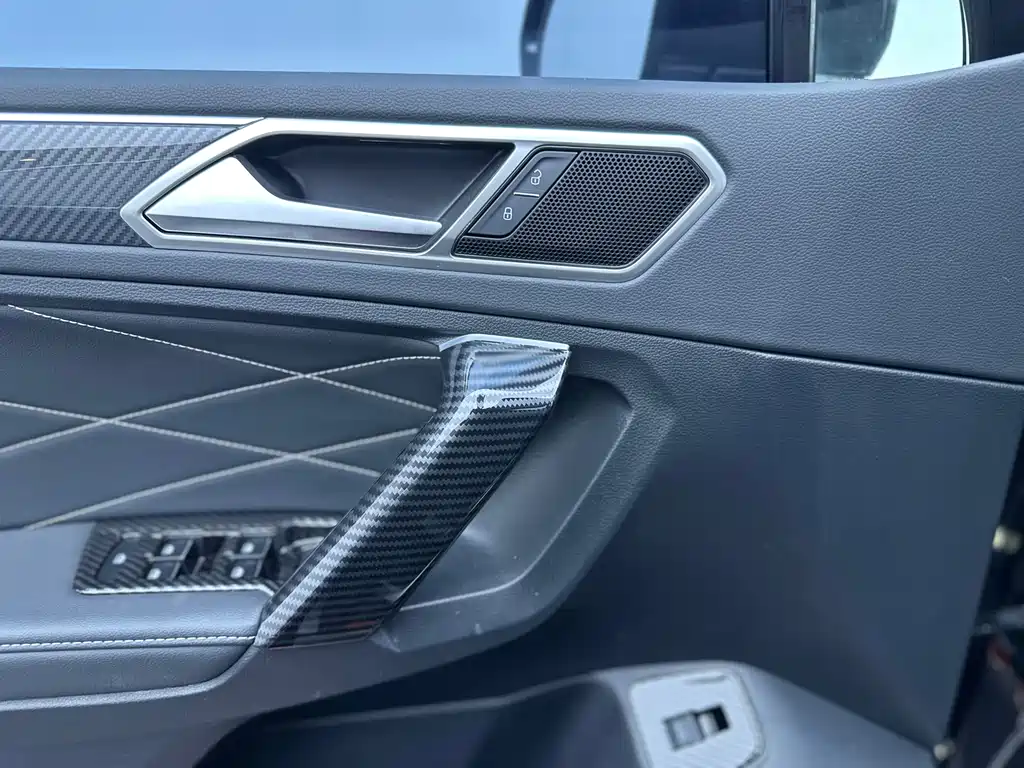 Volkswagen Tiguan L 2023 — фото 13