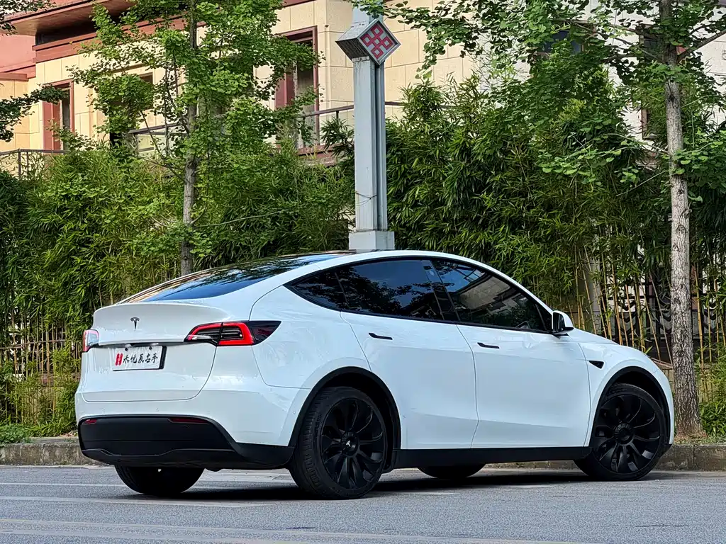 Tesla Model Y 2022 — фото 9