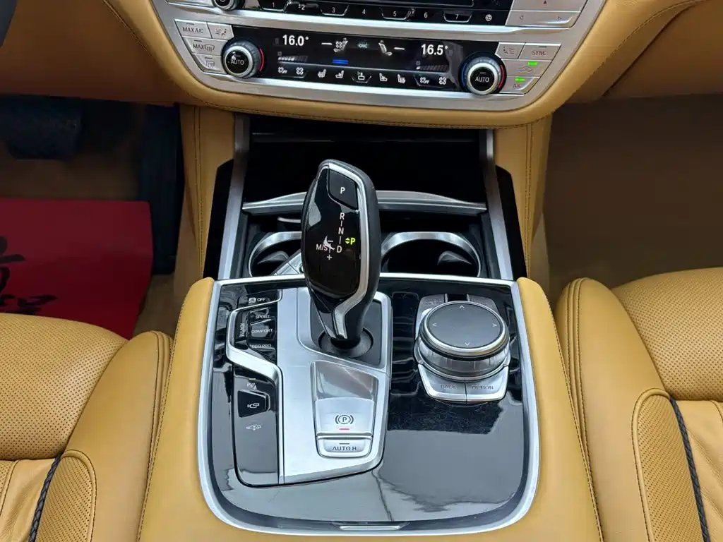 BMW 7 Series 2017 — фото 16