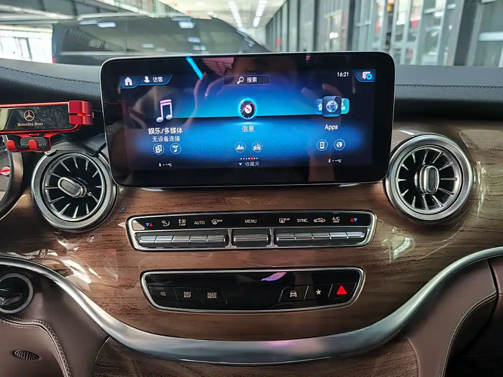 Mercedes-Benz V-Class 2022 — фото 17