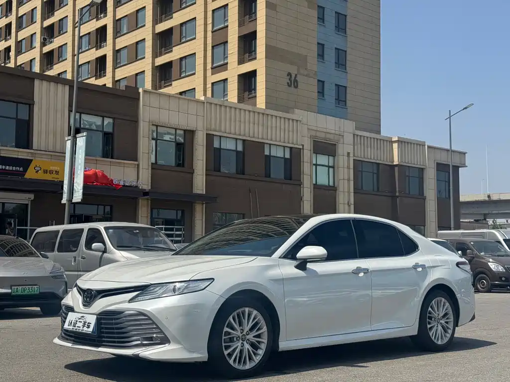 Toyota Camry 2021 — фото 1