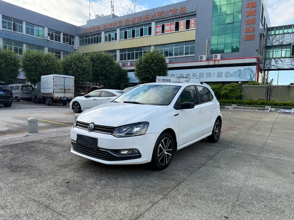 Volkswagen Polo 2015 — фото 1