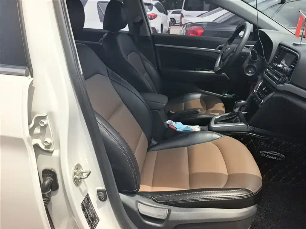 Hyundai Elantra 2018 — фото 17