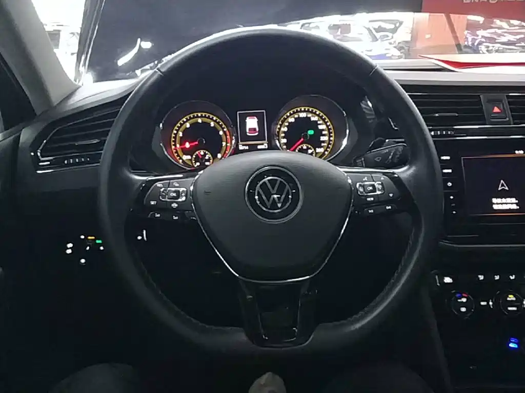 Volkswagen Tiguan L 2021 — фото 11