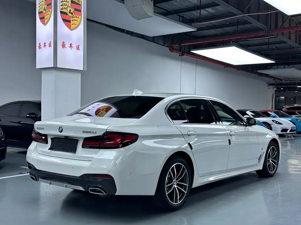 BMW 5 Series 2021 — фото 18
