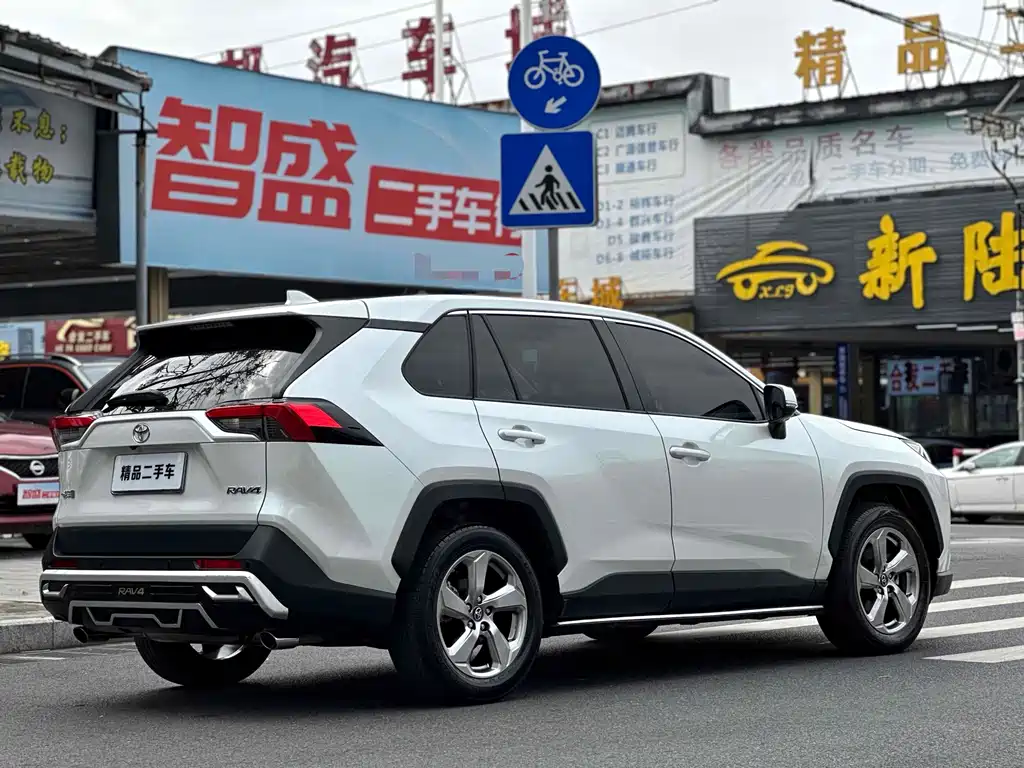 Toyota RAV4 2022 — фото 3