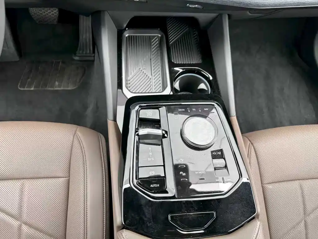 BMW 5 Series 2025 — фото 17