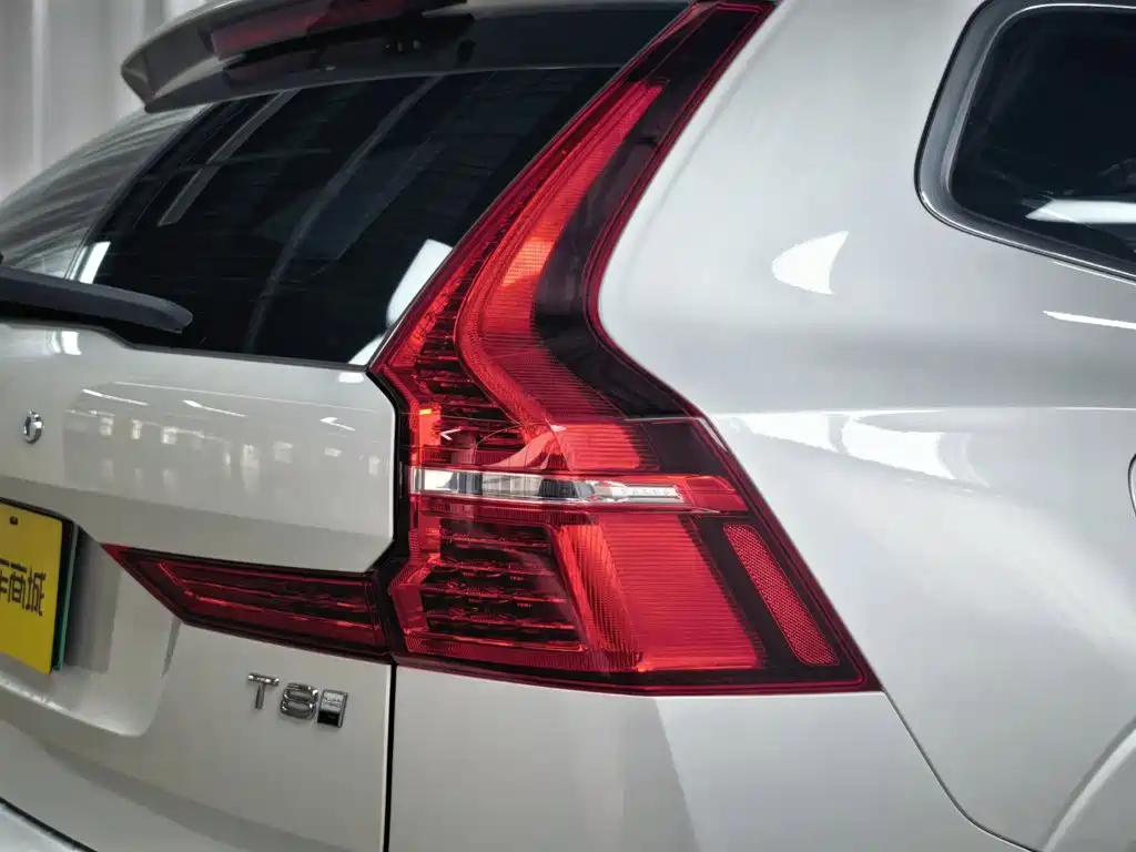 Volvo XC60 Plug-In Hybrid 2025 — фото 6