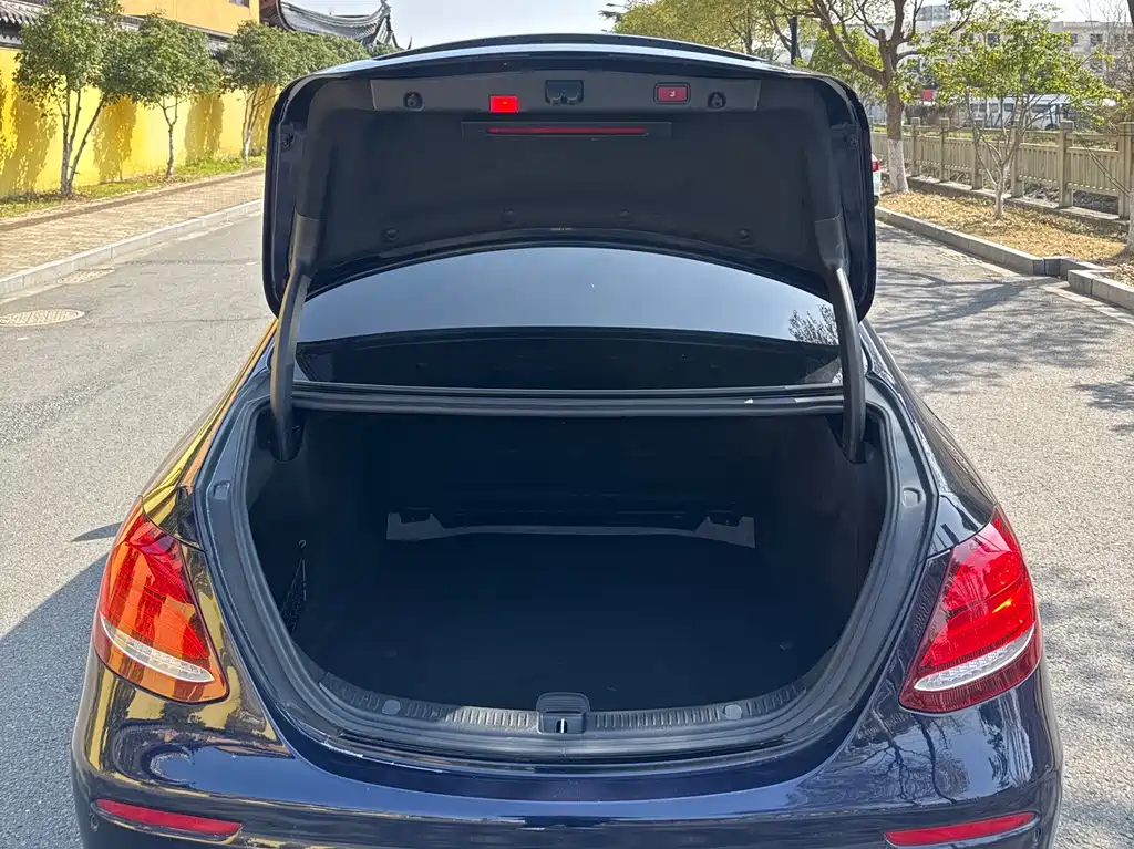 Mercedes-Benz E-Class 2018 — фото 15