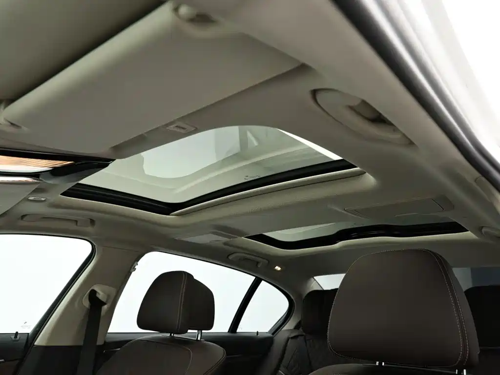 BMW 5 Series 2019 — фото 13