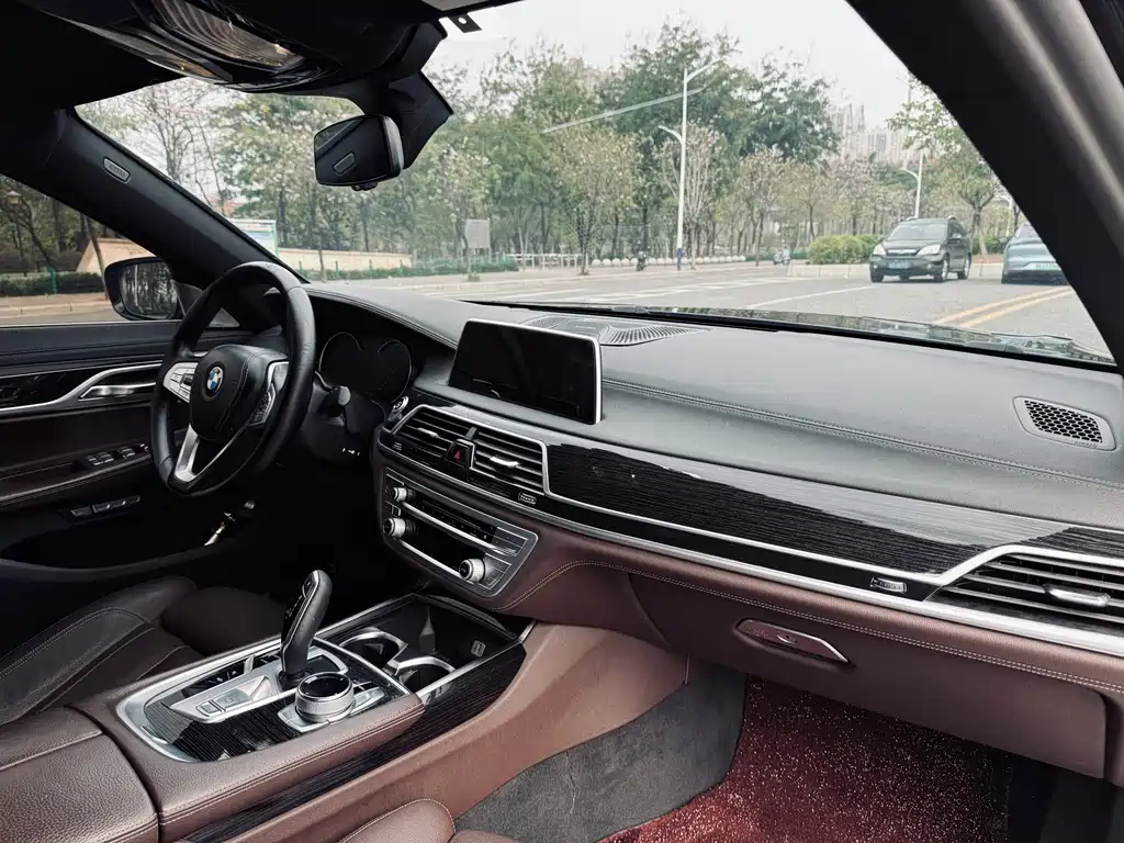 BMW 7 Series 2017 — фото 22