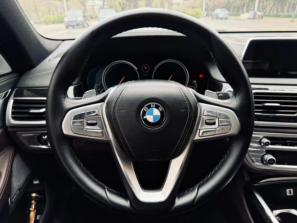 BMW 7 Series 2017 — фото 28