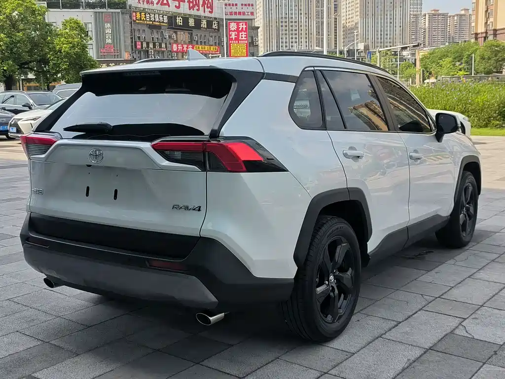 Toyota RAV4 2022 — фото 6