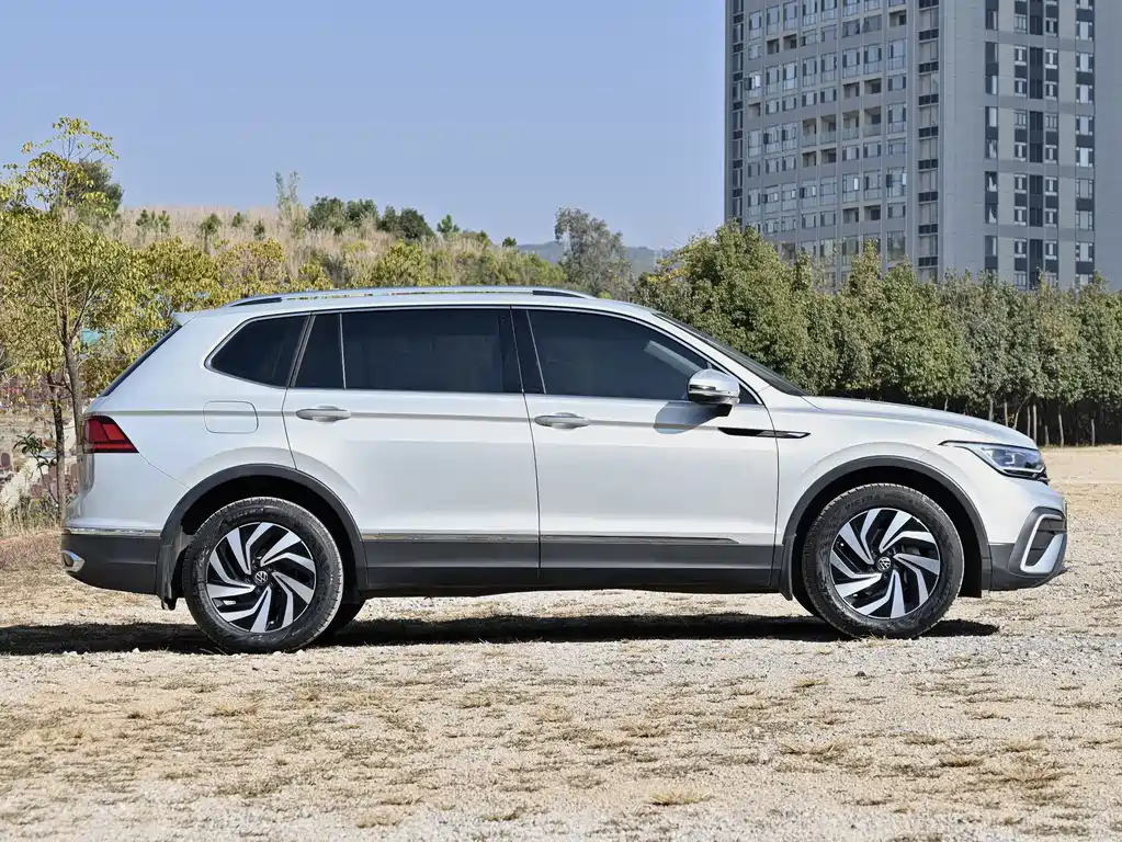 Volkswagen Tiguan L 2021 — фото 17