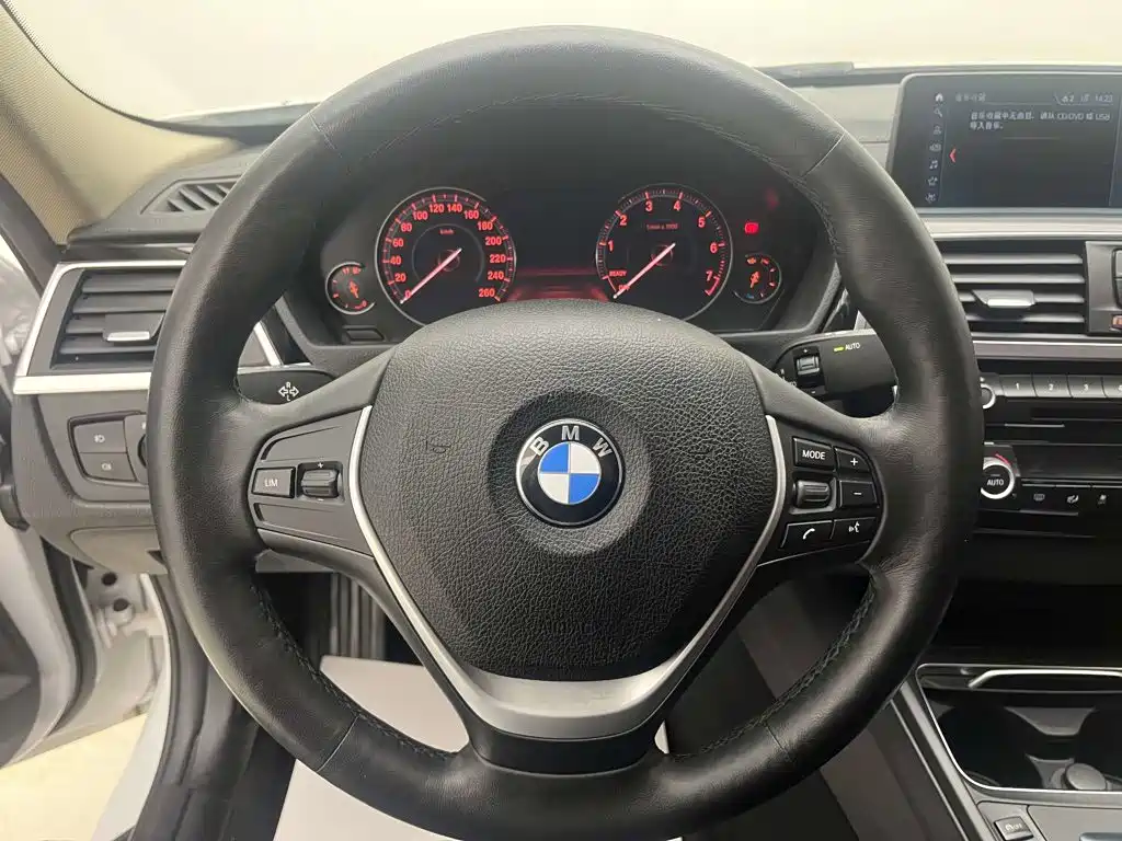 BMW 3 Series 2018 — фото 12