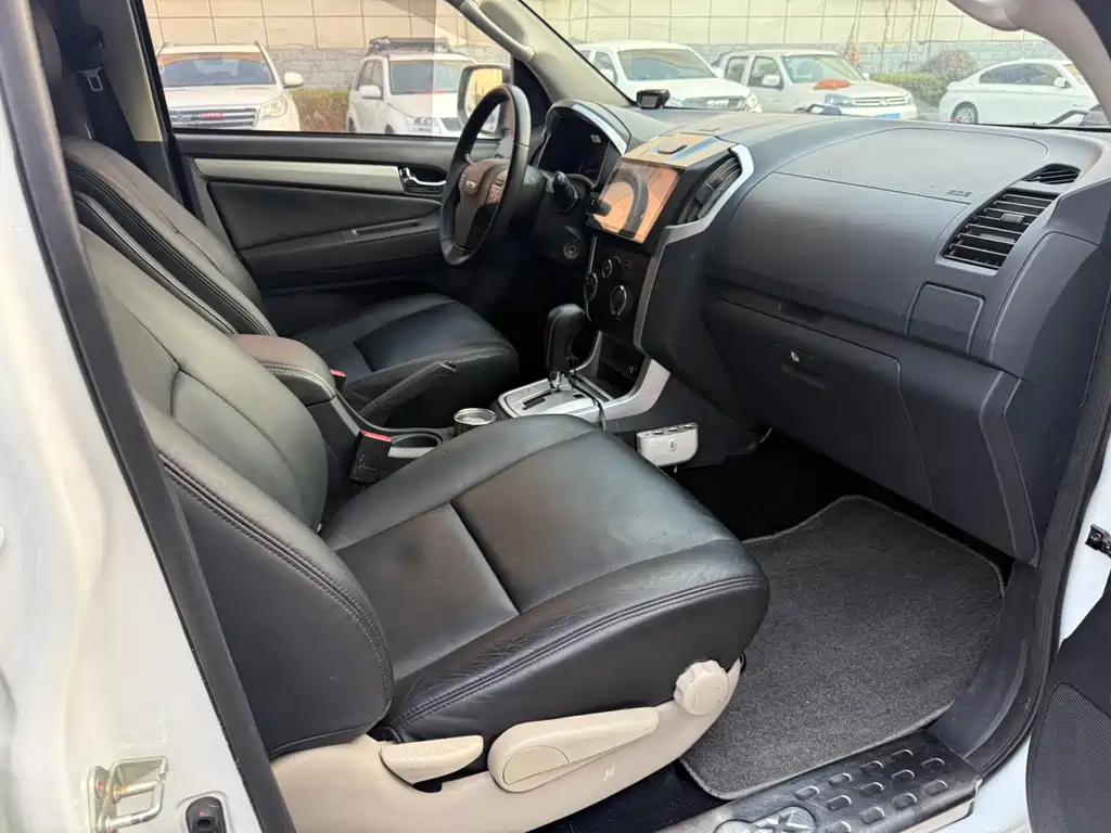 Isuzu MU-X 2016 — фото 10