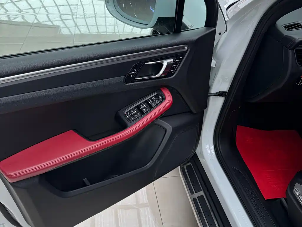 Porsche Macan 2017 — фото 16