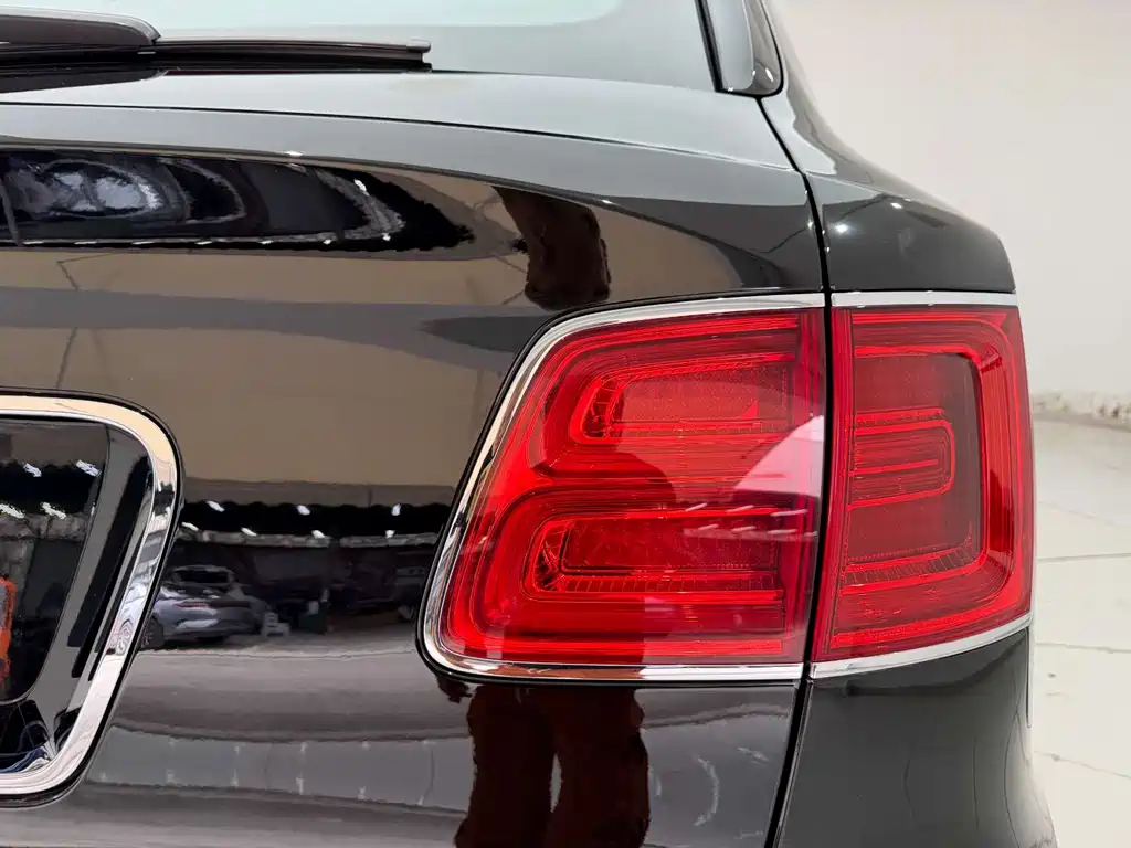 Bentley Bentayga 2019 — фото 10