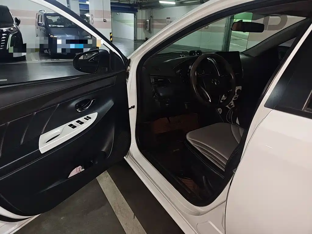 Toyota Yaris L 2016 — фото 12