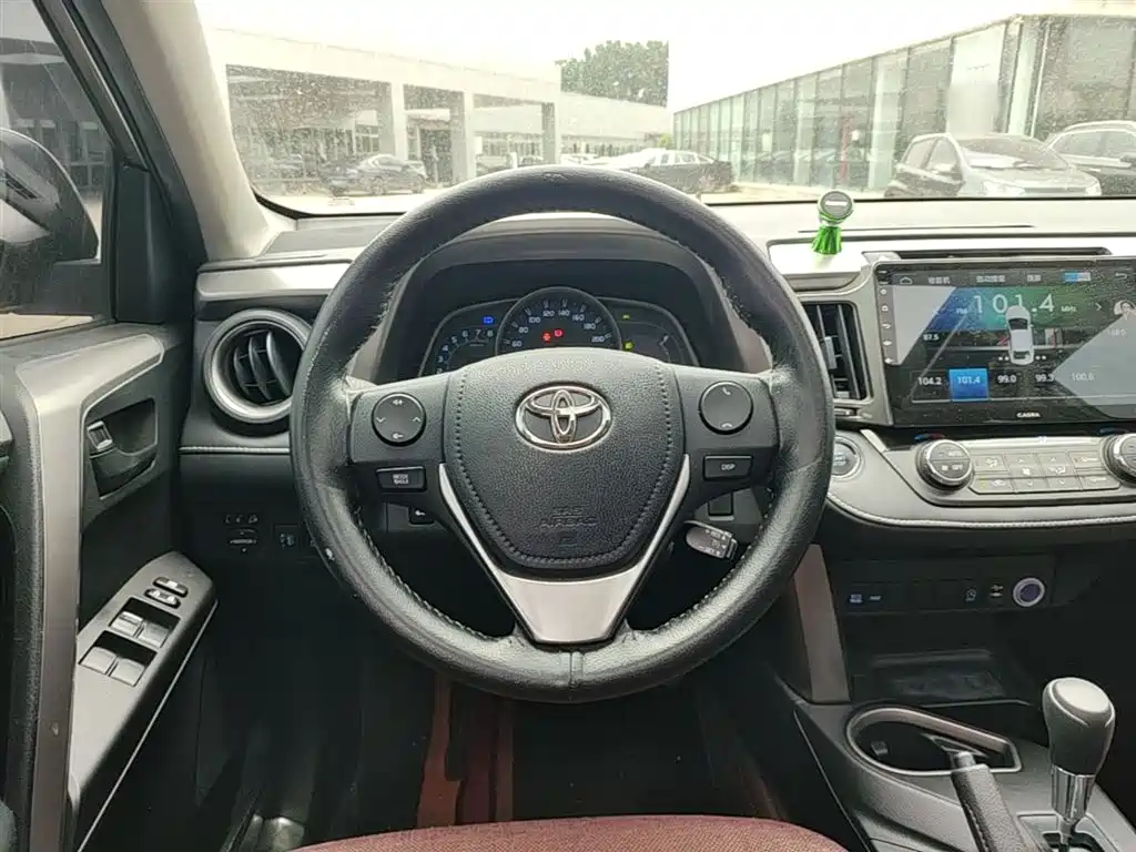 Toyota RAV4 2018 — фото 11