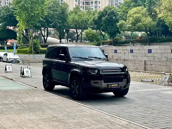 Land Rover Defender 2025