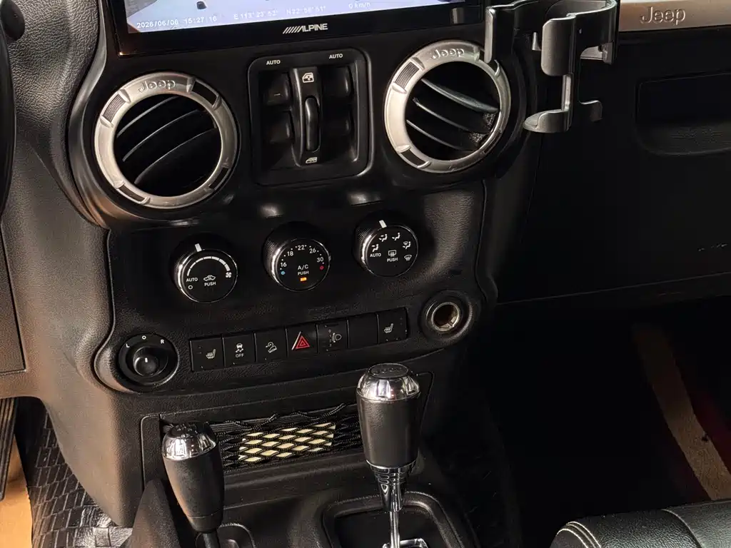 Jeep Wrangler 2012 — фото 11