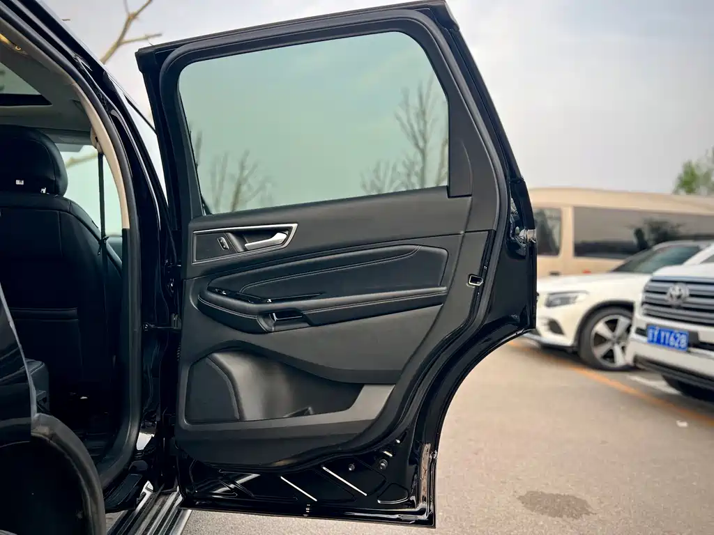 Ford Edge 2017 — фото 26