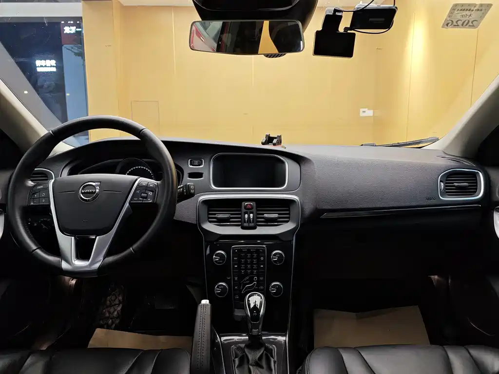 Volvo V40 2018 — фото 19