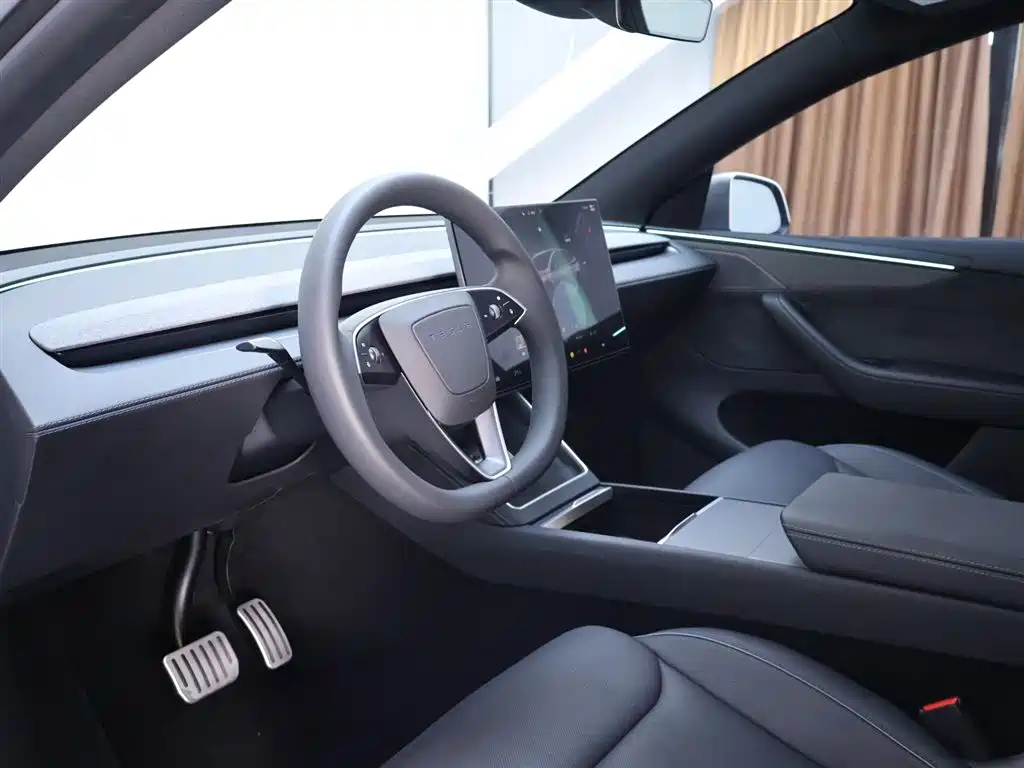 Tesla Model Y L 2025 — фото 11