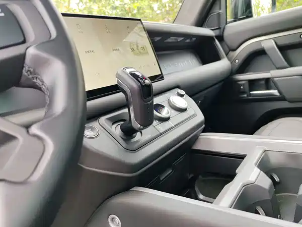 Land Rover Defender 2024