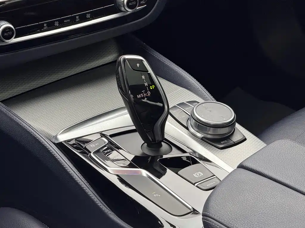 BMW 5 Series 2018 — фото 7
