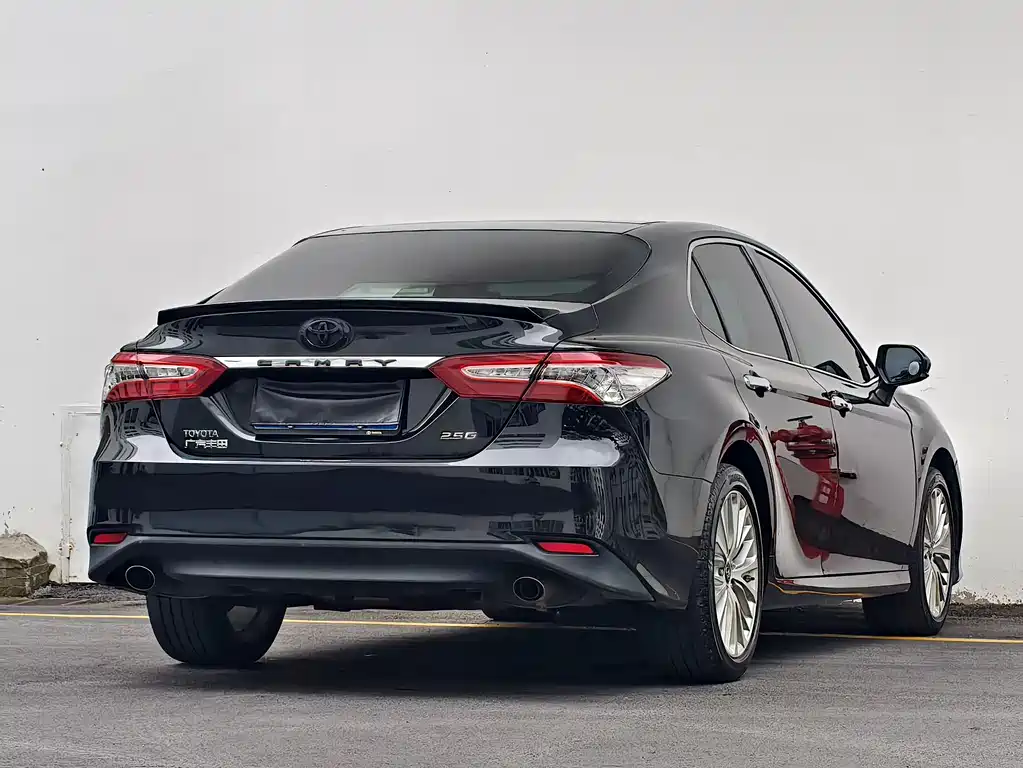 Toyota Camry 2018 — фото 13