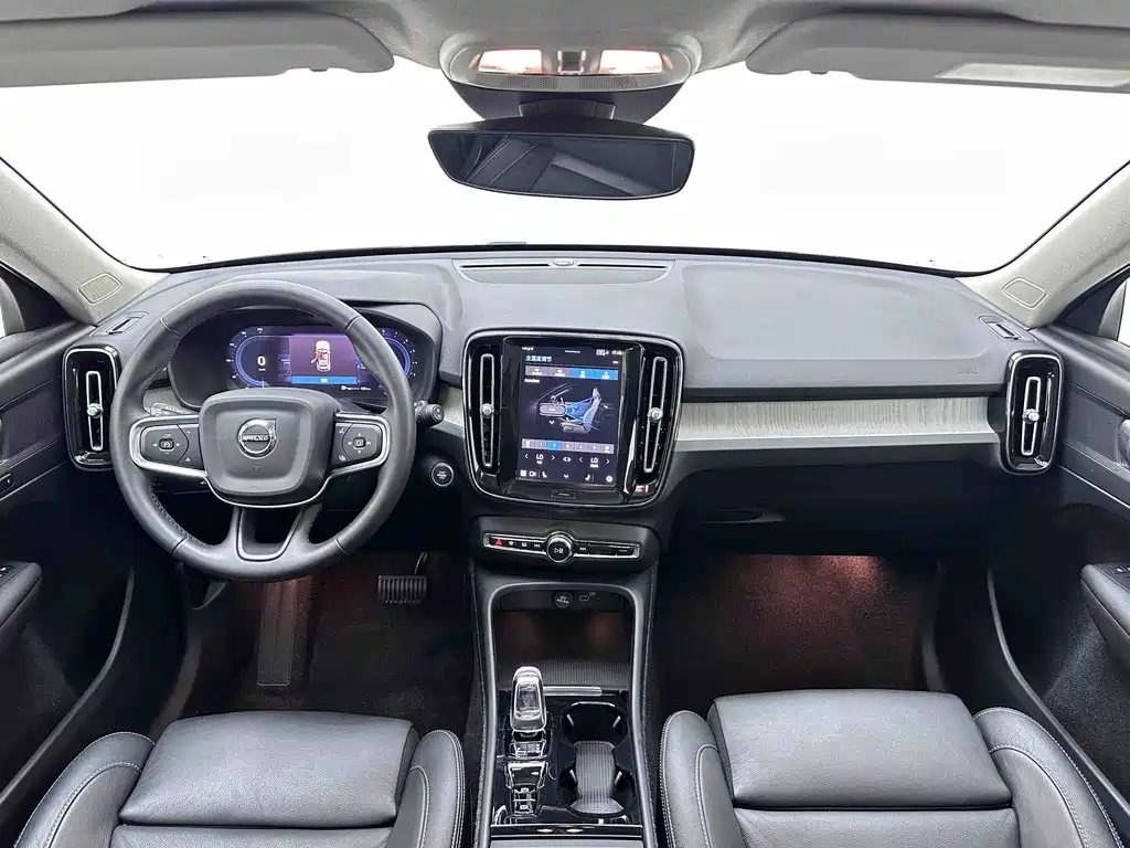 Volvo XC40 2024 — фото 8