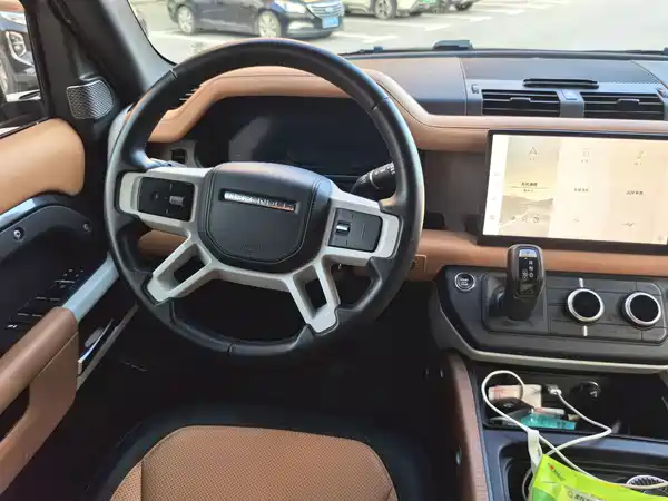 Land Rover Defender 2023