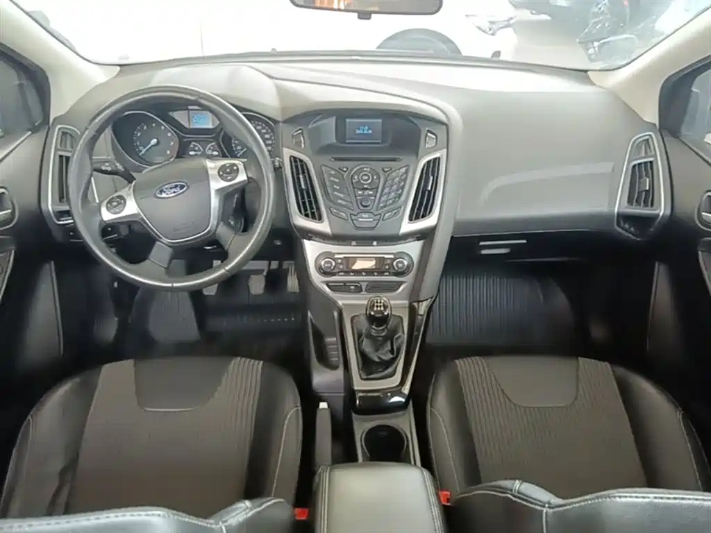 Ford Focus 2015 — фото 10