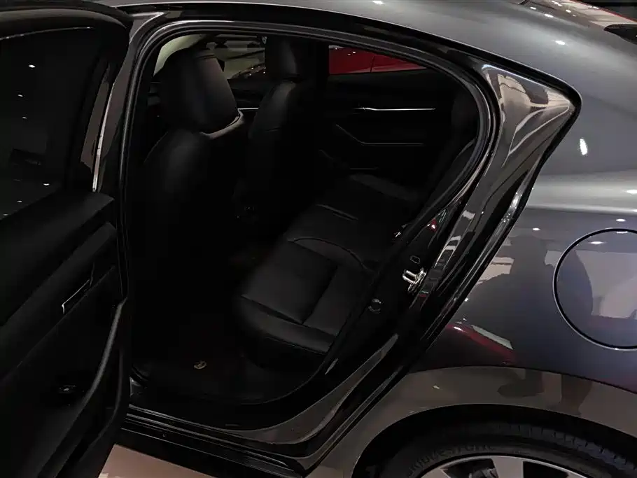 Mazda 3 Axela 2024 — фото 11