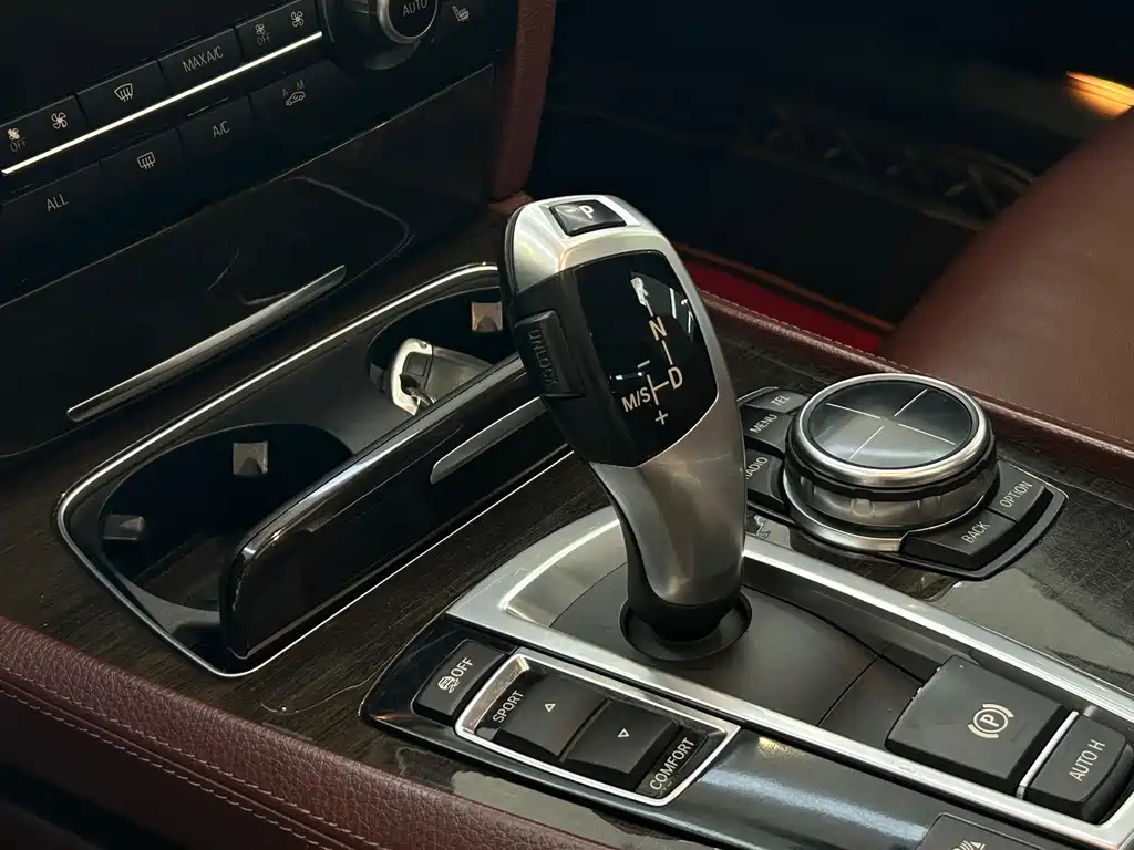BMW 7 Series 2013 — фото 12