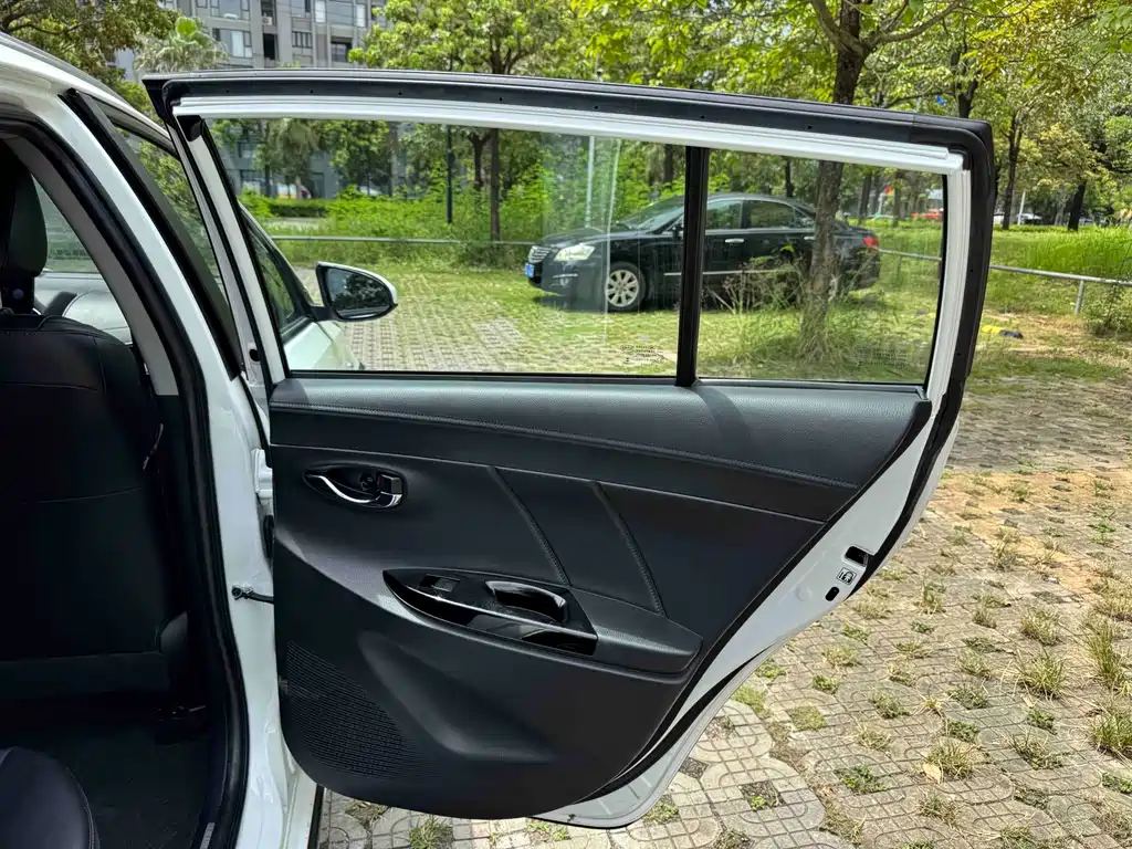 Toyota Yaris L 2022 — фото 34