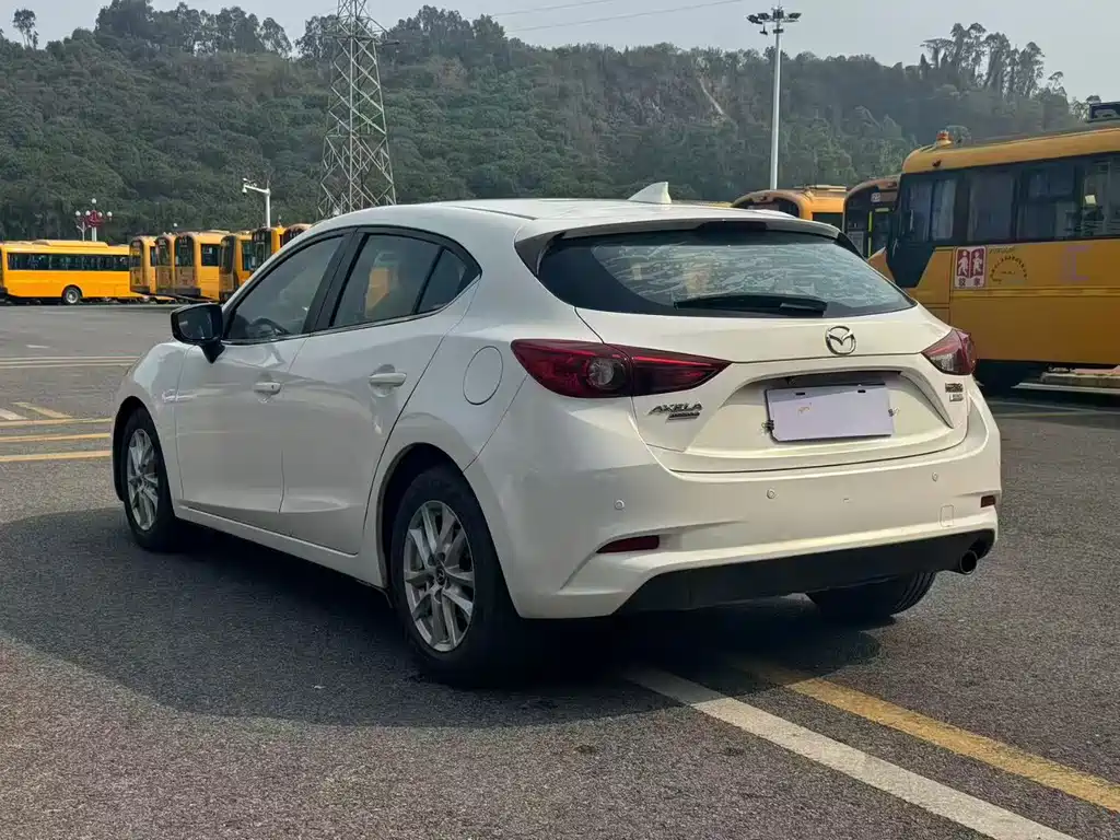 Mazda 3 Axela 2018 — фото 16