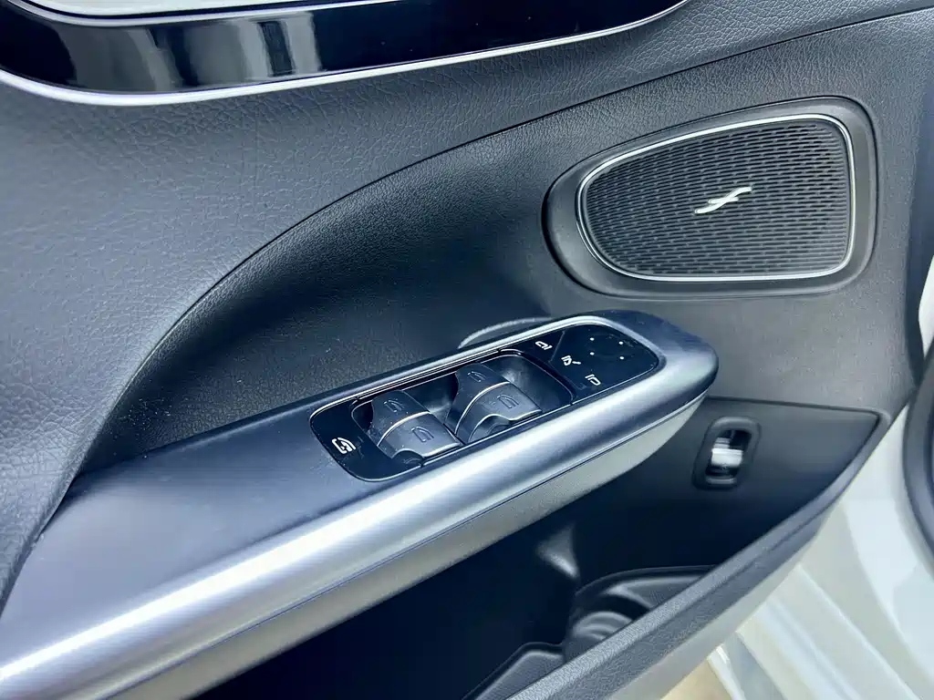 Mercedes-Benz C-Class 2025 — фото 31
